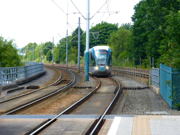 225 (2015) Alstom Citadis 302 @ David Lane - Approaching