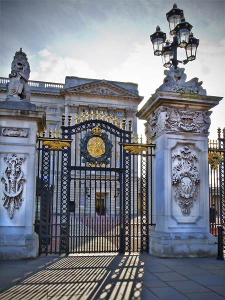 Contre-jour! - Gate at Buckingham Palace.