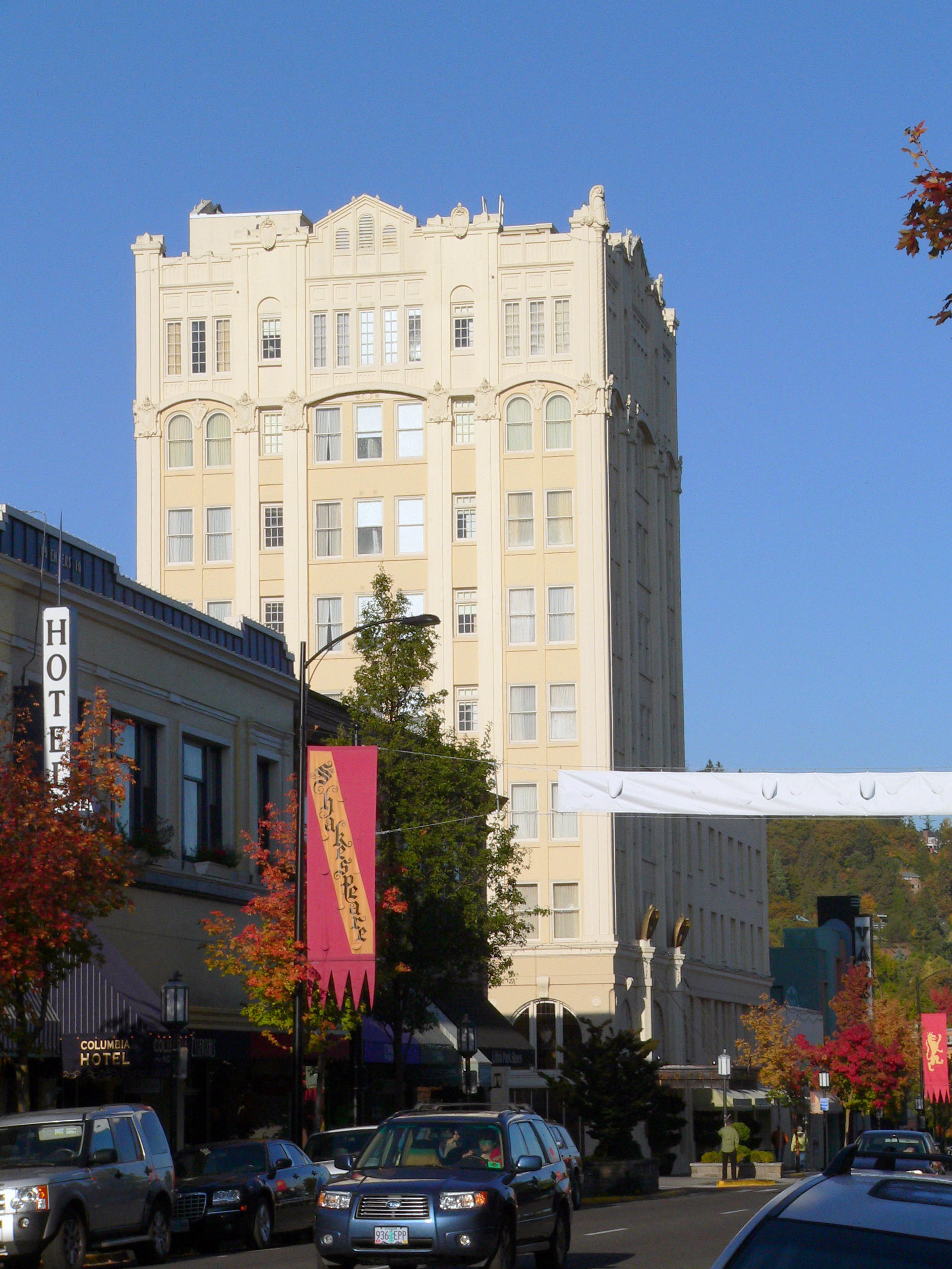Ashland Springs Hotel in background