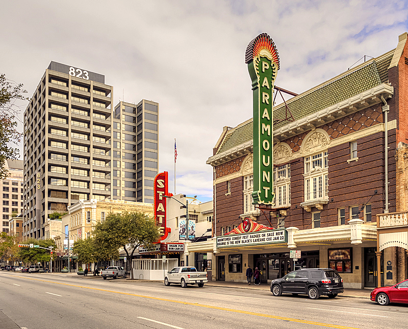 Tje Austin TX Paramount theater-2015 with the long lost blade sign reinstalled