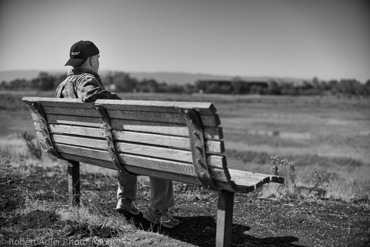 Bob Adler, par lui meme, sur un banc publique.