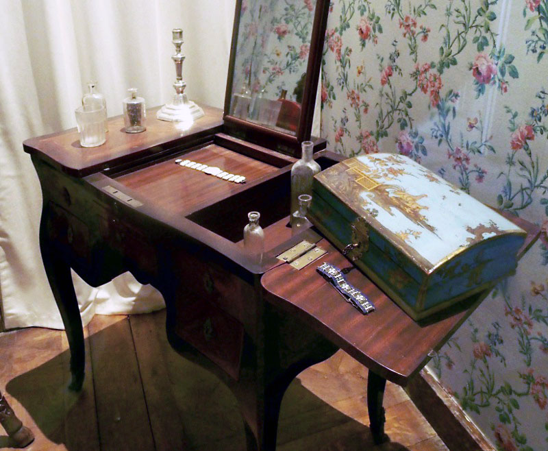 2699: A ladys desk