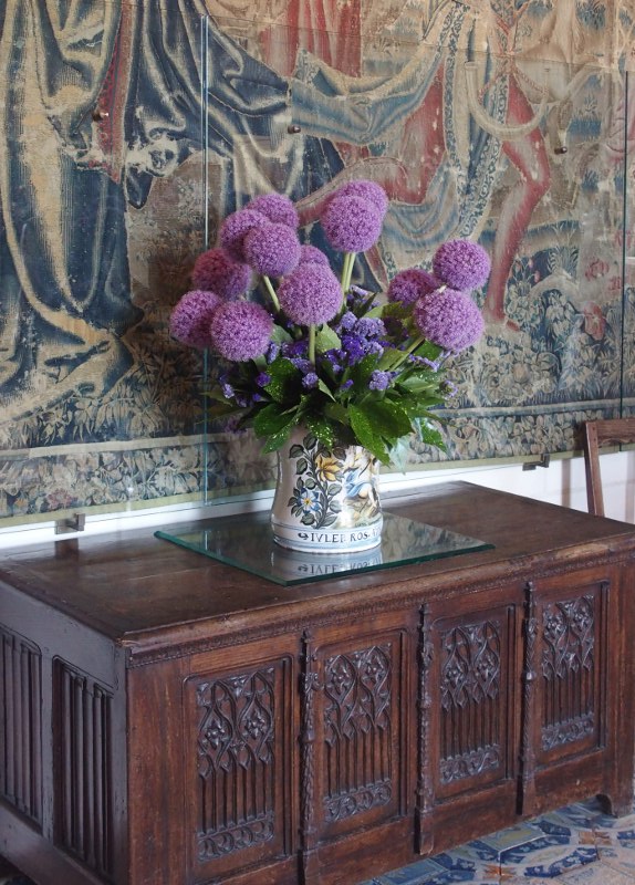 2724: Flowers and tapestry 