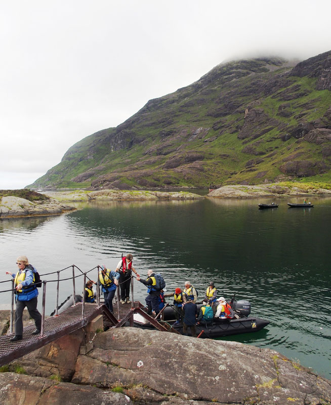 1483: Landing for the walk to Loch Coruisk