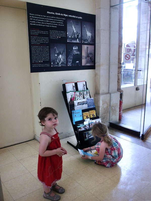 2982:  Small visitors at the museum