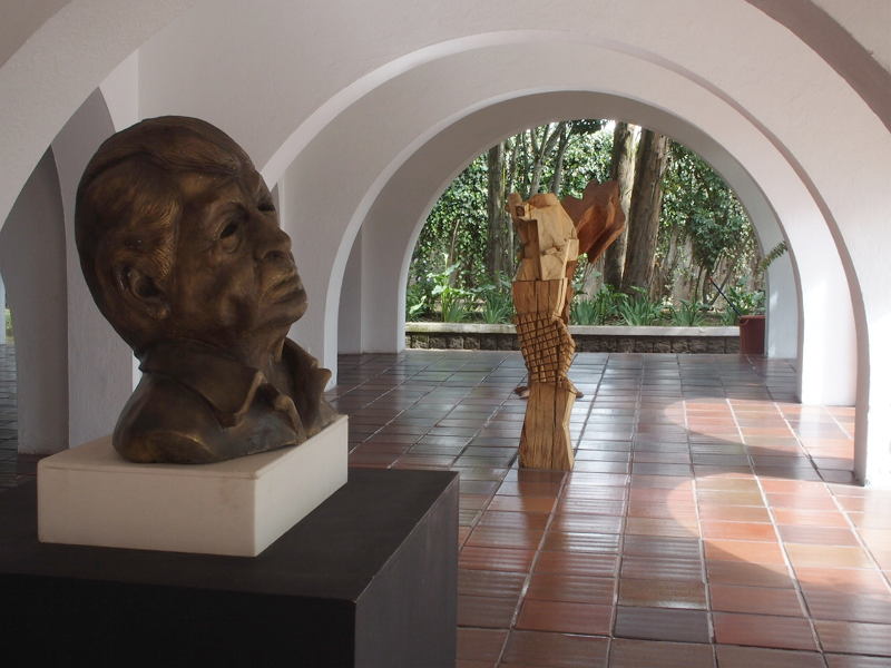 0069: Sculptural representation of Guayasamin