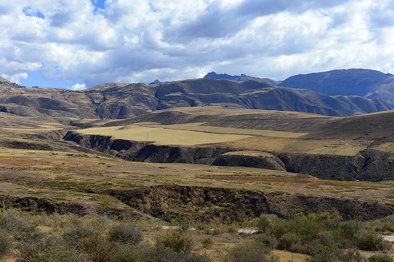 Scenery between Ollantaytambo and Maras