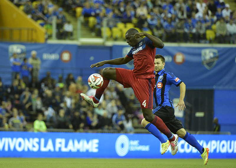C chận banh tuyệt đẹp của Chicago Fire defender # 4