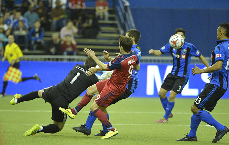 Montreal goalie save a corner kick