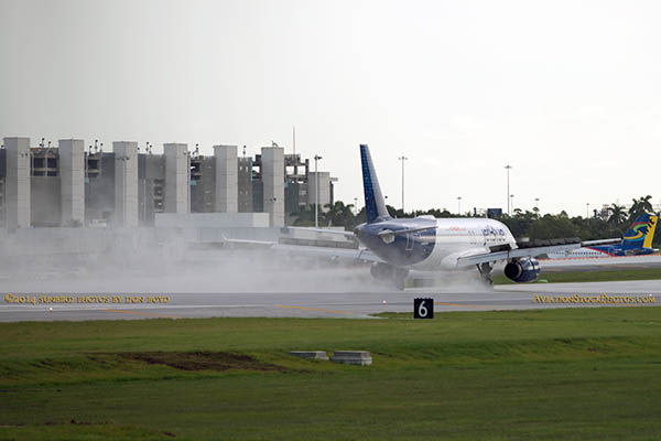 2014 - first flight rolling out on FLLs new runway 10-right (JetBlue A320-232 N709JB)