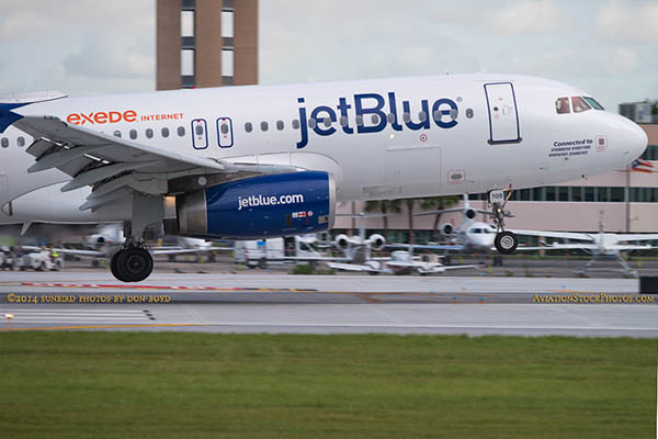 2014 - first flight to land on FLLs new runway 10-right (JetBlue A320-232 N709JB)