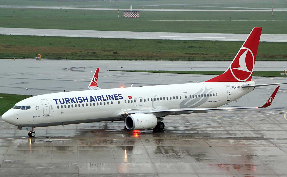 Turkish B-737-900 at a rainy DUS