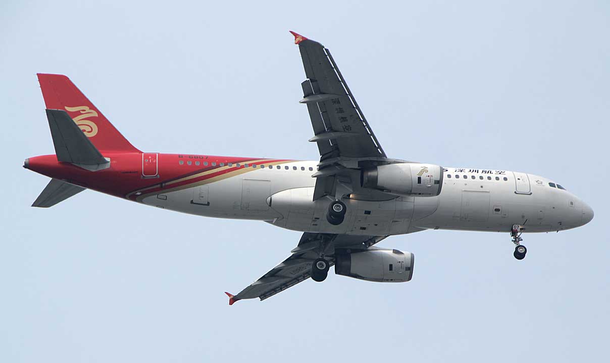 Shenzhen Airlines A-320 landing at SHA