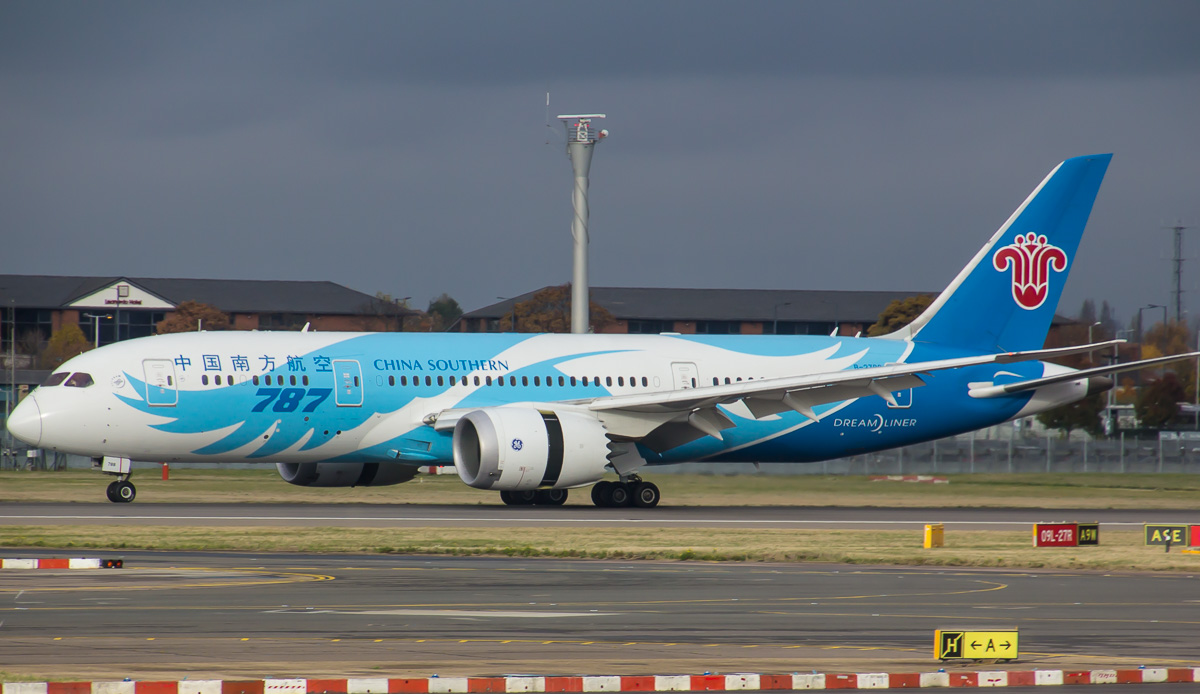 China Southern B-787 landing at LHR