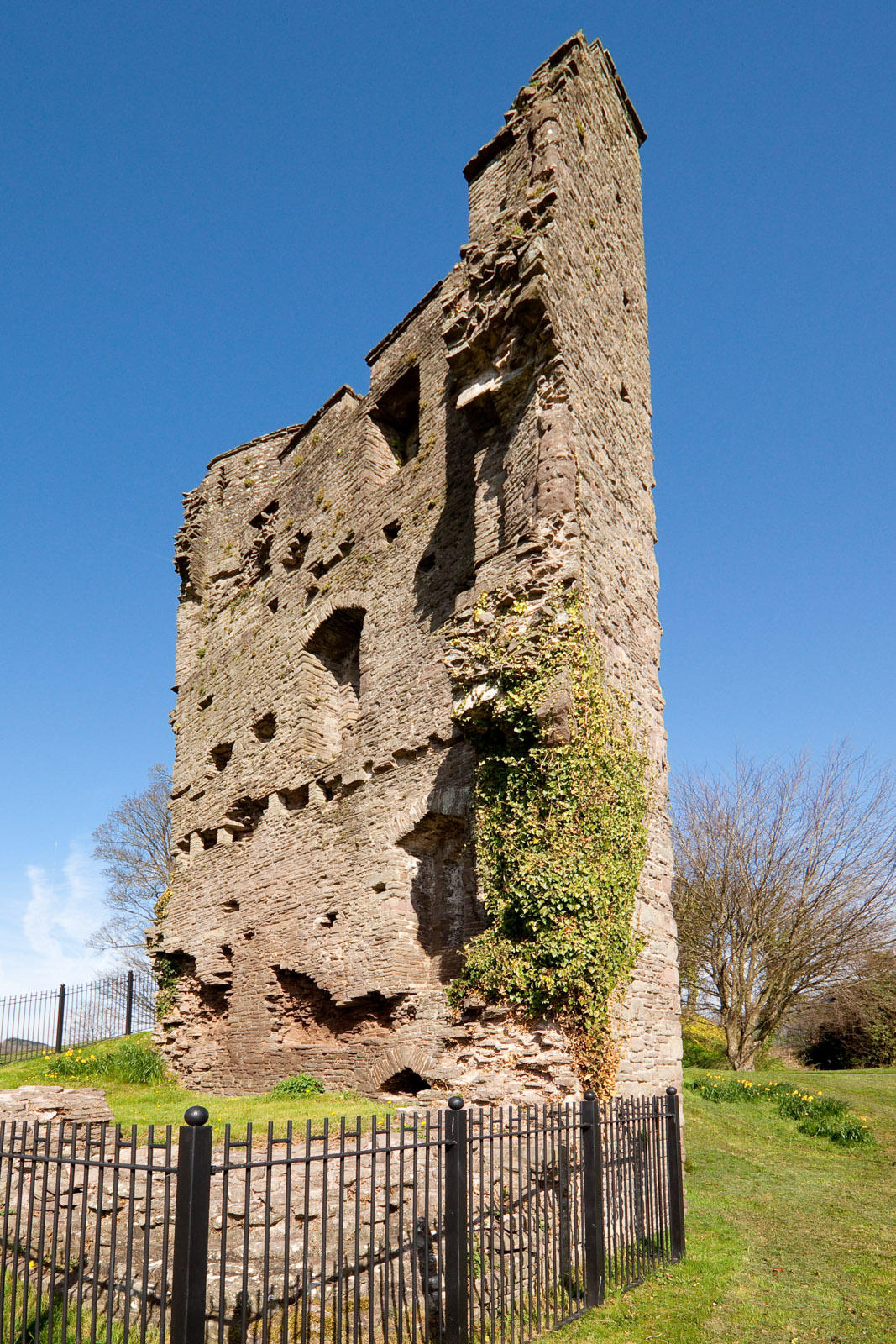 Crickhowell Castle IMG_0423.jpg