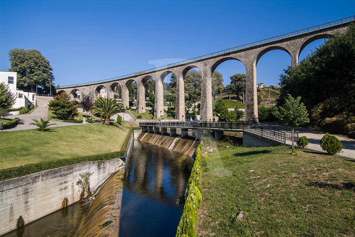 A Antiga Ponte Ferroviria e o Rio Zela