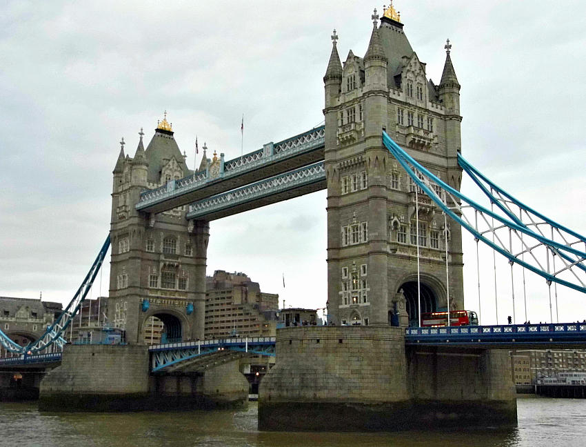 THE ICONIC TOWER BRIDGE