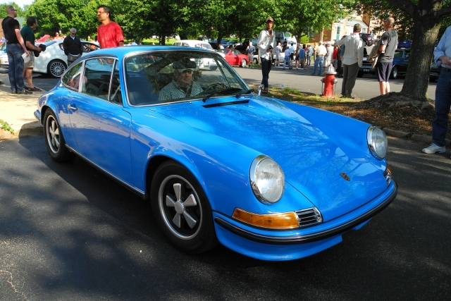 1972 Porsche 911T, 42 years old and as eyecatching as ever, at Great Falls Cars & Coffee in Virginia (2467)
