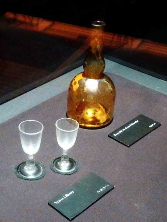 bouteille de Grand Marnier et verres  sherry en cristal