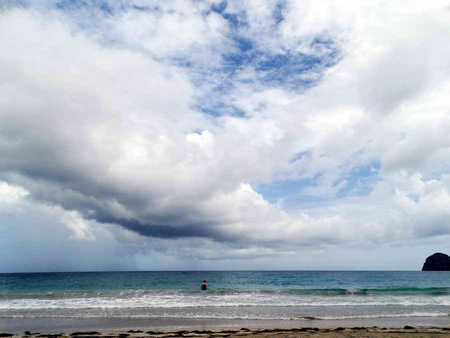 Gros nuage sur la plage du diamant en Martinique
