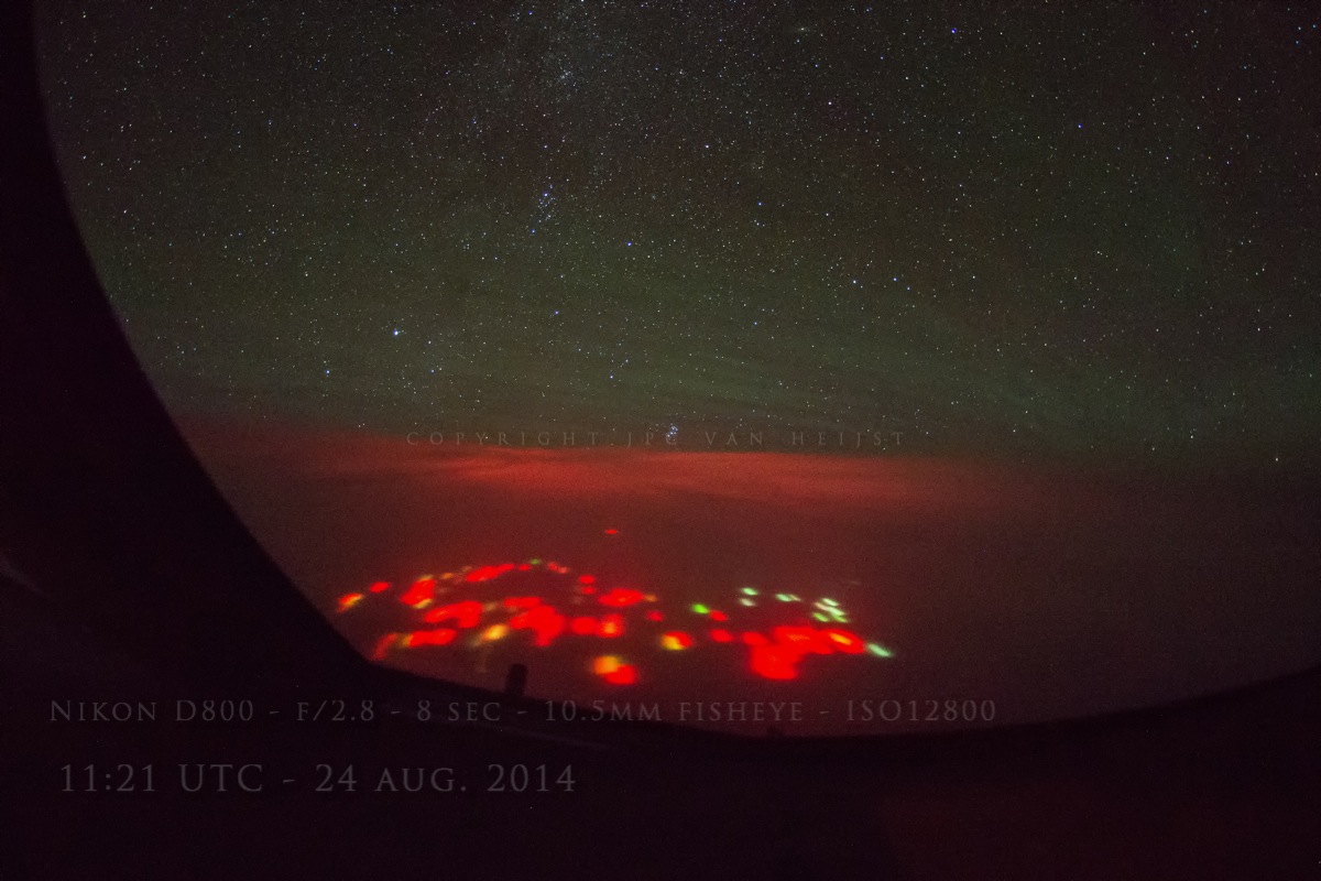 Clear view on the red lights that glow in the Pacific Ocean