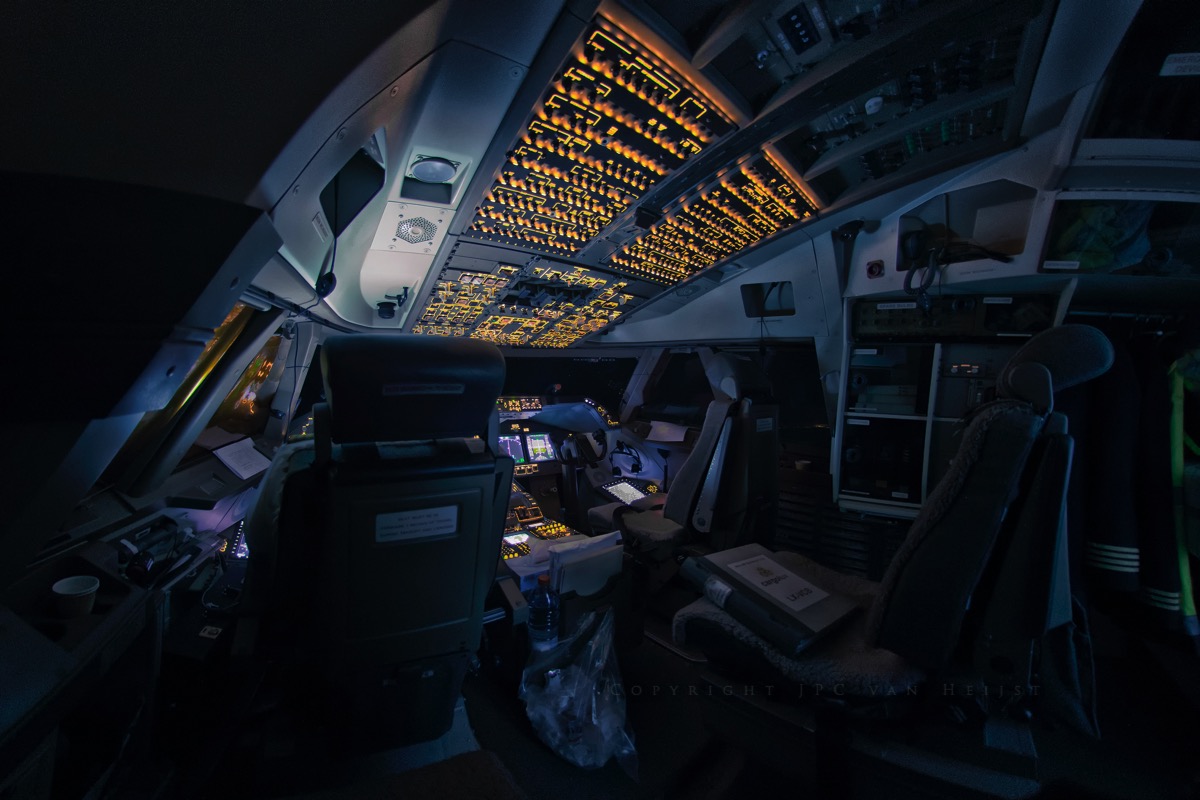 Under certain light conditions at night, the flightdeck of the 747-8 looks like that of a space ship. Warp speed please!