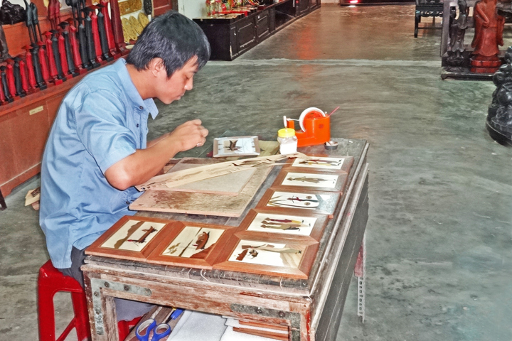 Another craftsman producing decorative pictures at the Thang Loi Company, Hoi An, Vietnam 