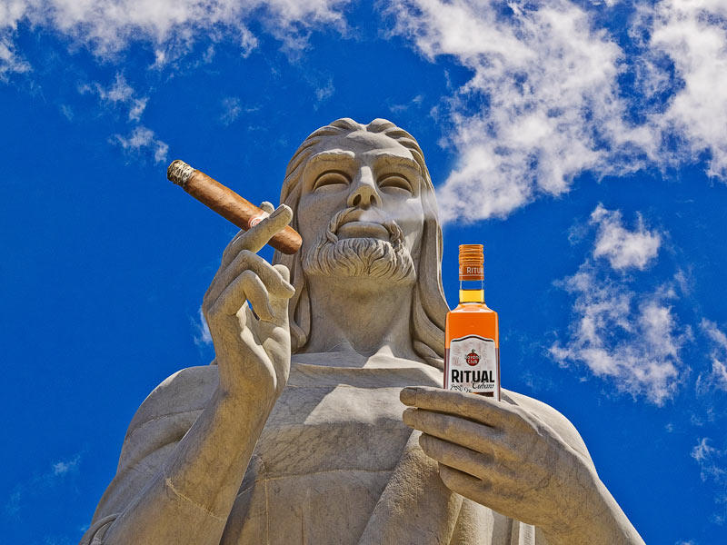 P3312245-Christo-with-Cigar-and-Rum.jpg