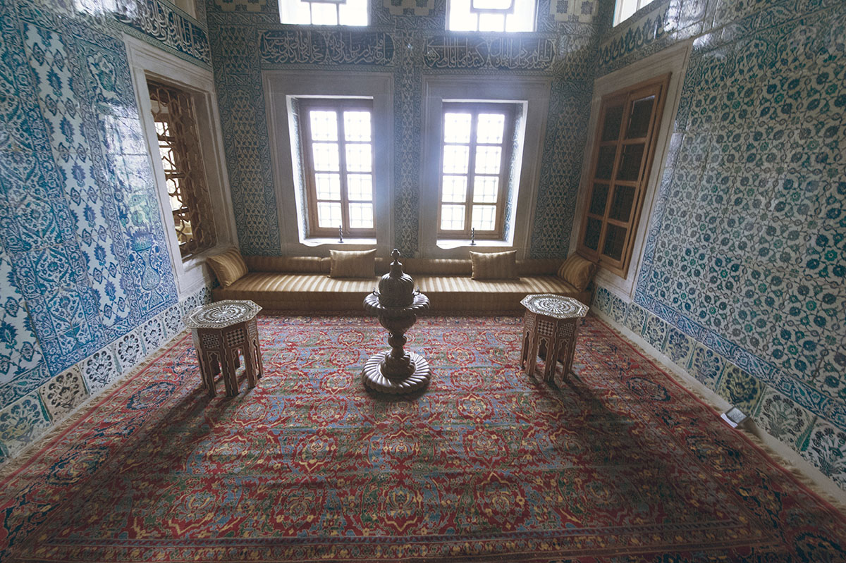 Istanbul Sultans Pavilion at Yeni Camii May 2014 6123.jpg