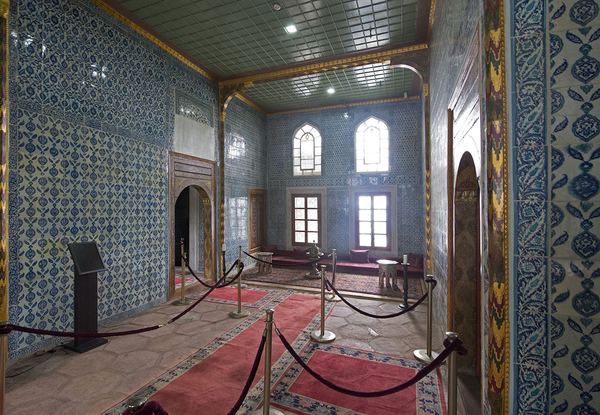 Istanbul Sultans Pavilion at Yeni Camii May 2014 6148.jpg