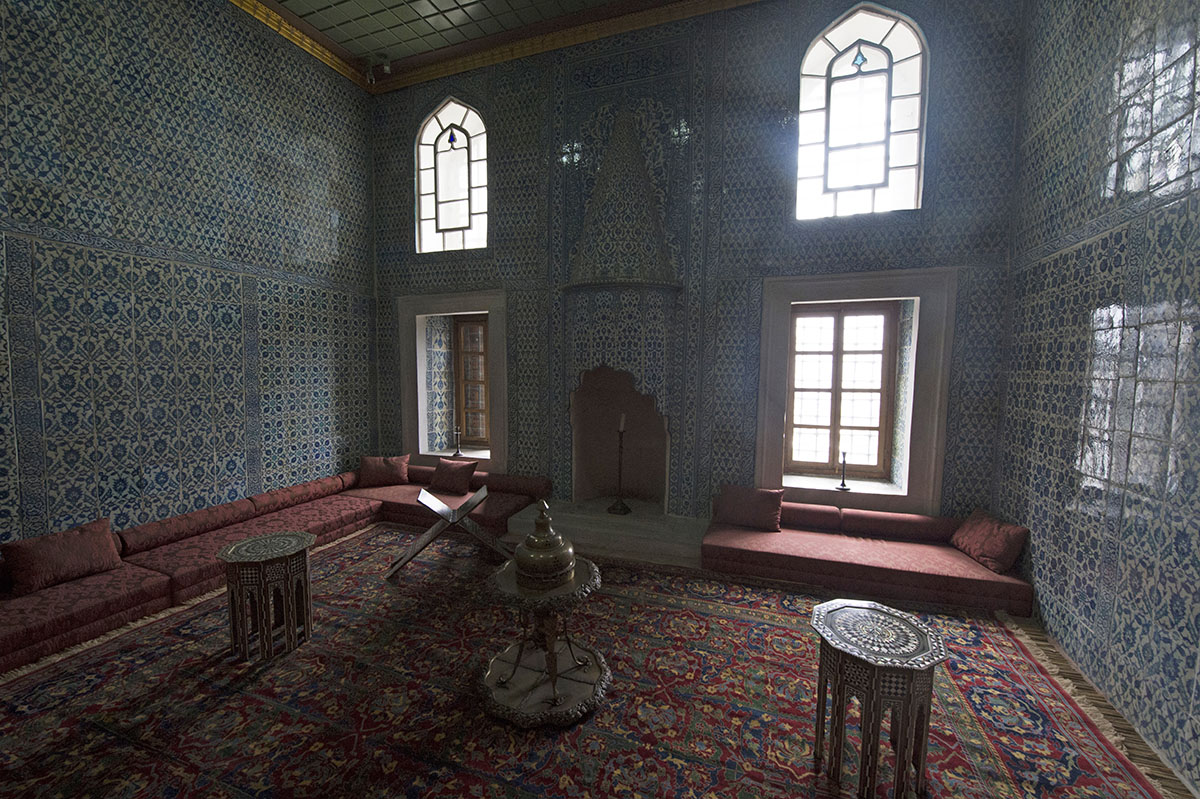 Istanbul Sultans Pavilion at Yeni Camii May 2014 6159.jpg