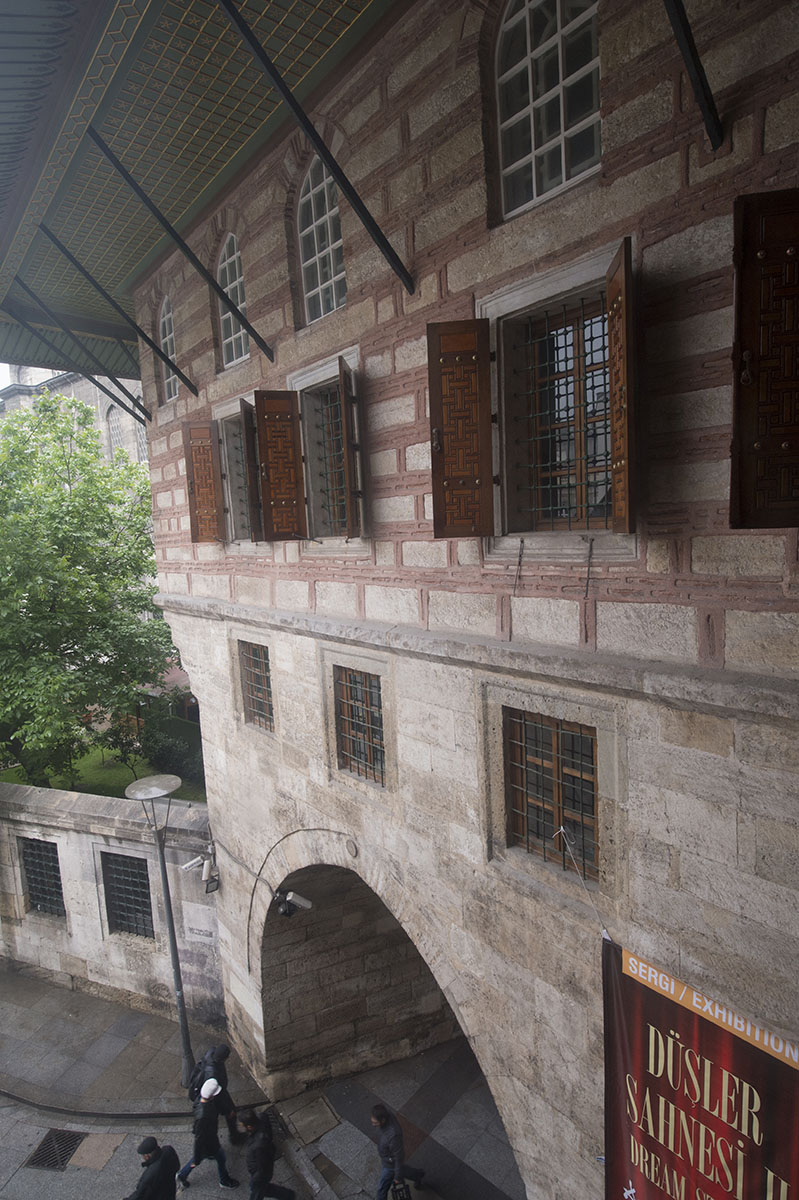 Istanbul Sultans Pavilion at Yeni Camii May 2014 6163.jpg
