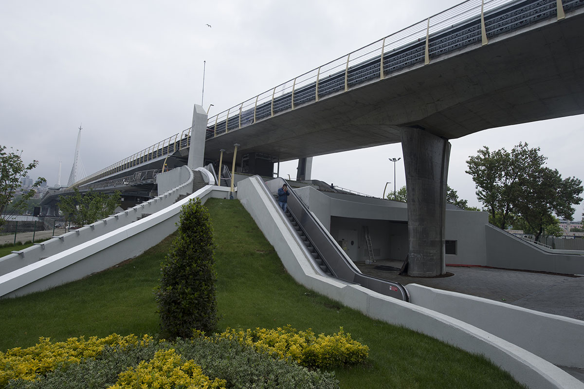 Istanbul Golden Horn Metro Bridge May 2014 6230.jpg