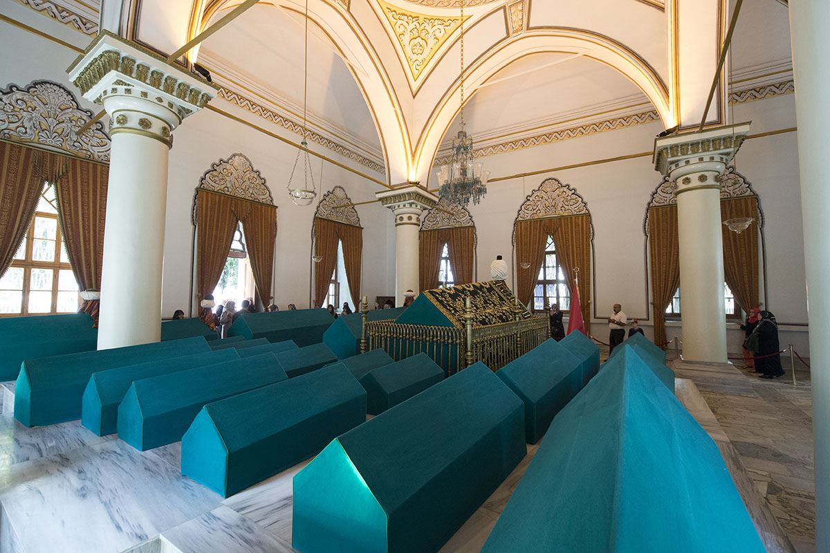 Bursa Orhan Gazi tomb May 2014 6895.jpg