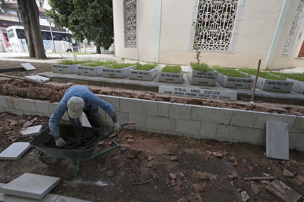 Bursa Osmanlii tombs May 2014 6900.jpg