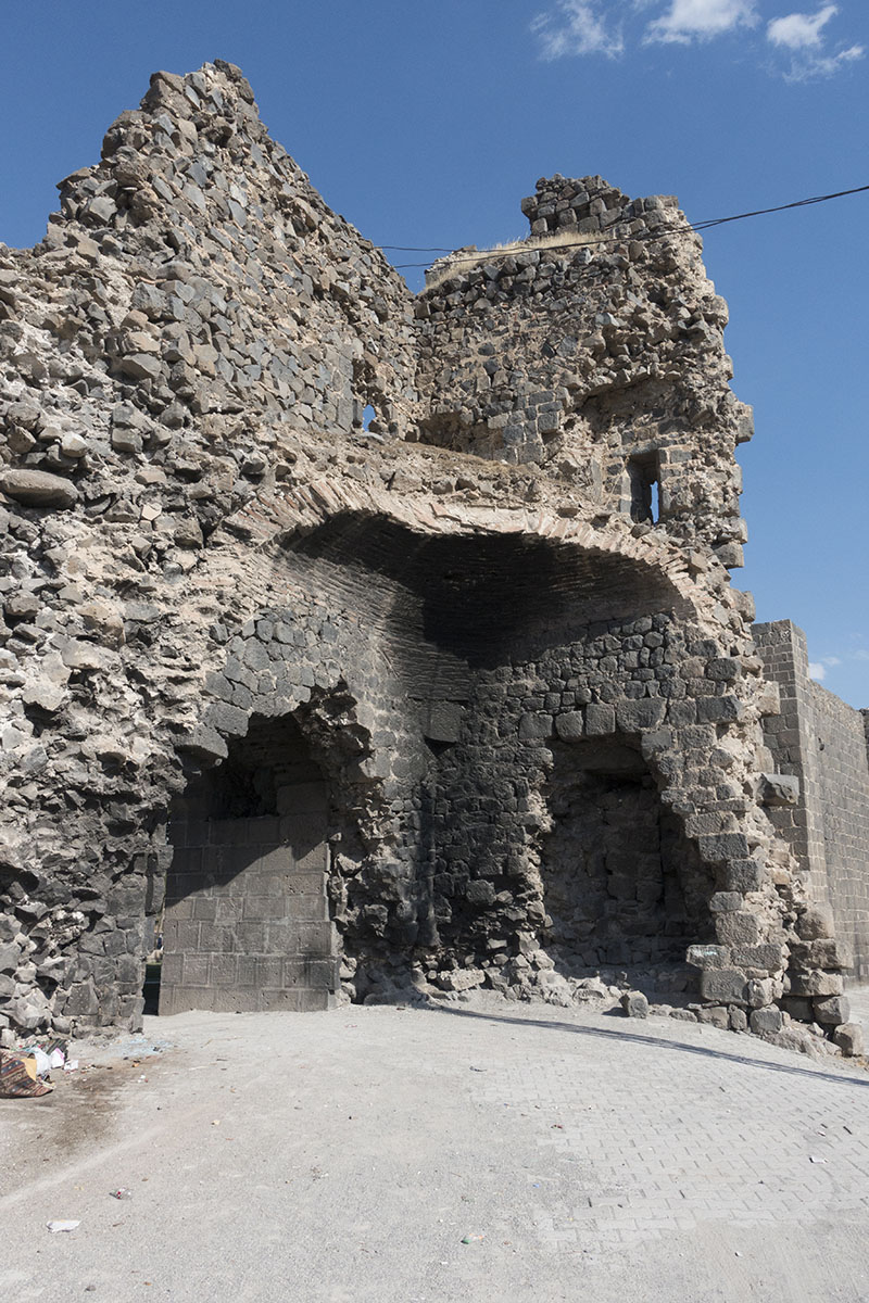 Diyarbakir Walls approaching Mardin Kapi september 2014 1078.jpg