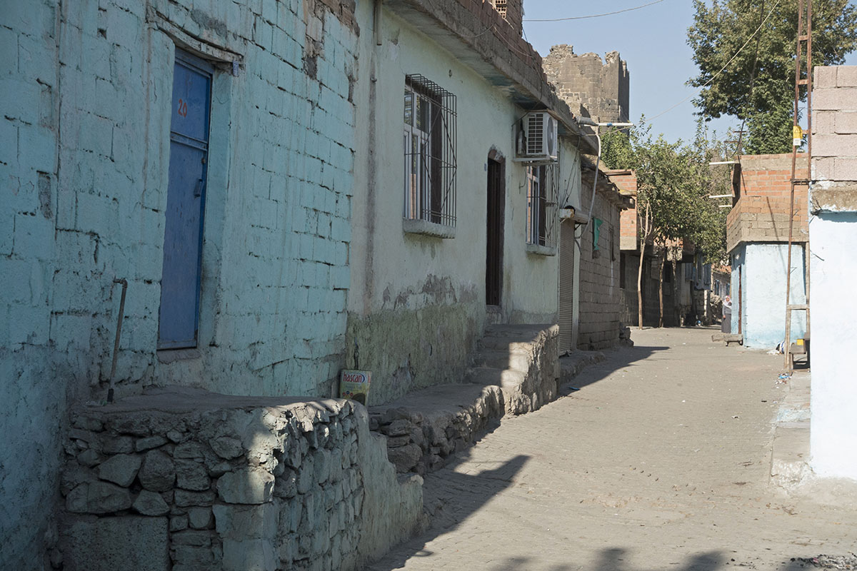 Diyarbakir Walls approaching Mardin Kapi september 2014 1089.jpg