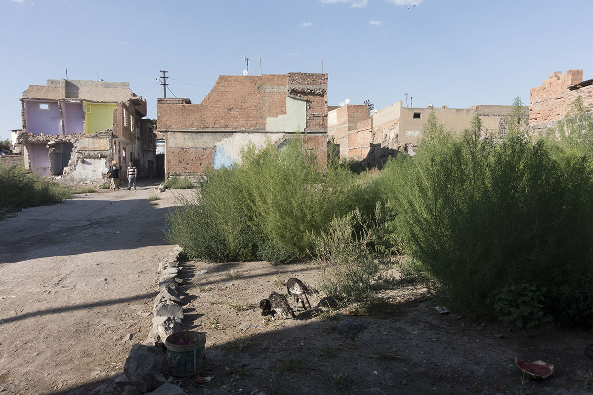 Diyarbakir Walls approaching Mardin Kapi september 2014 1092.jpg