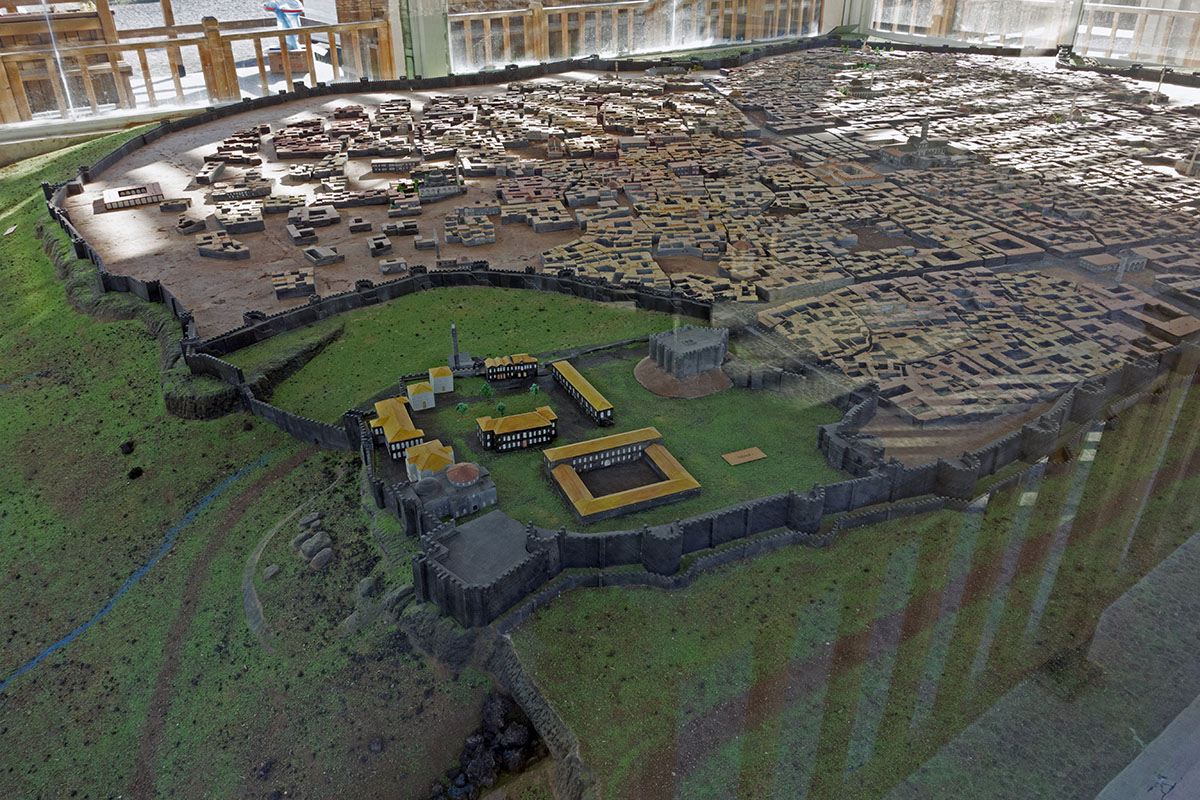 Diyarbakir Walls approaching Mardin Kapi september 2014 1102.jpg