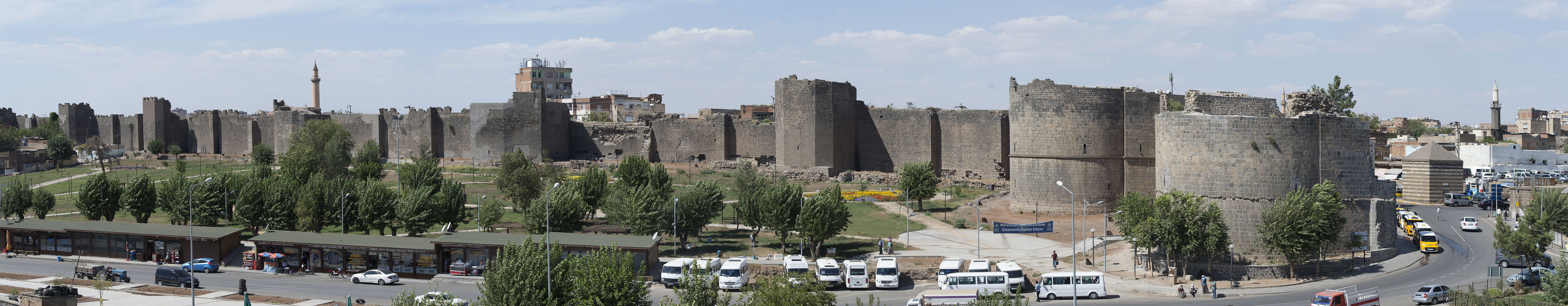 Diyarbakir Walls at Mardin Kapi september 2014 3779 panorama.jpg
