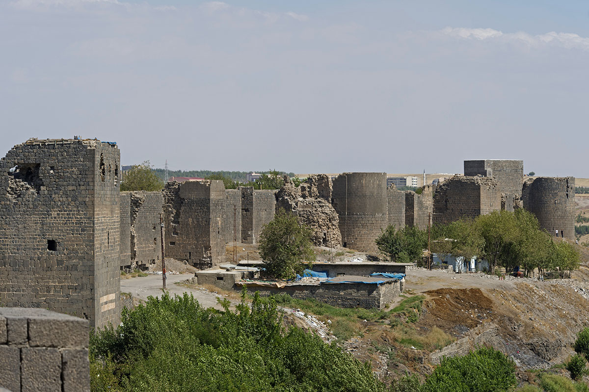 Diyarbakir Walls at Mardin Kapi september 2014 3782.jpg