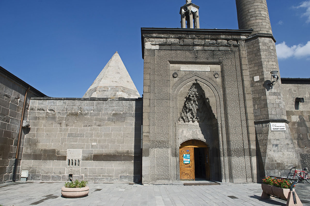 Kayseri Hunat Camii september 2014 2426.jpg