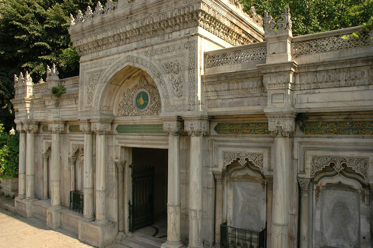 Istanbul Pertevniyal Valide Sultan Mosque June 2004 1156.jpg