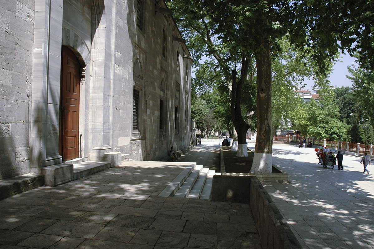 Istanbul Fatih Mosque June 2004 1178.jpg