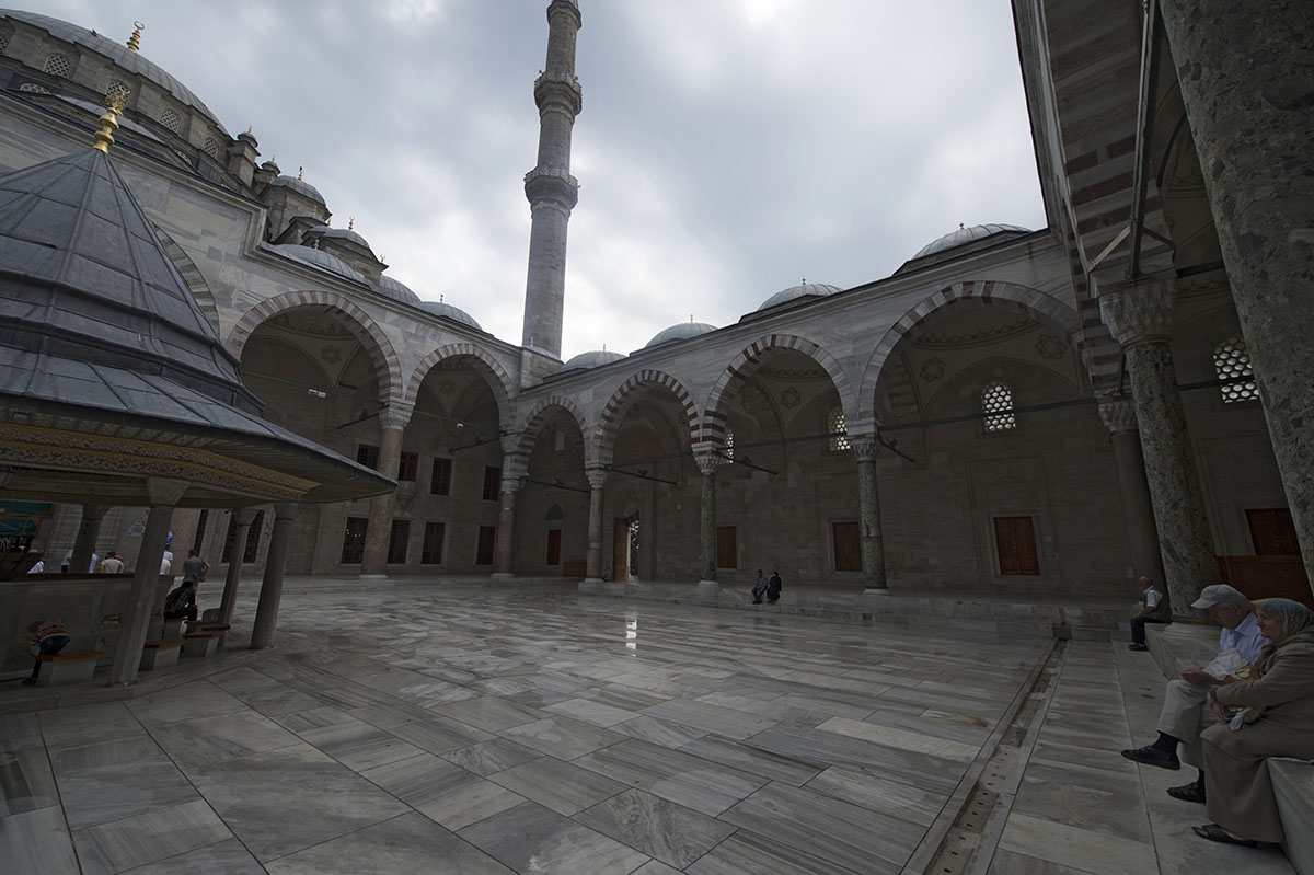 Istanbul Fatih Mosque 2015 9278.jpg