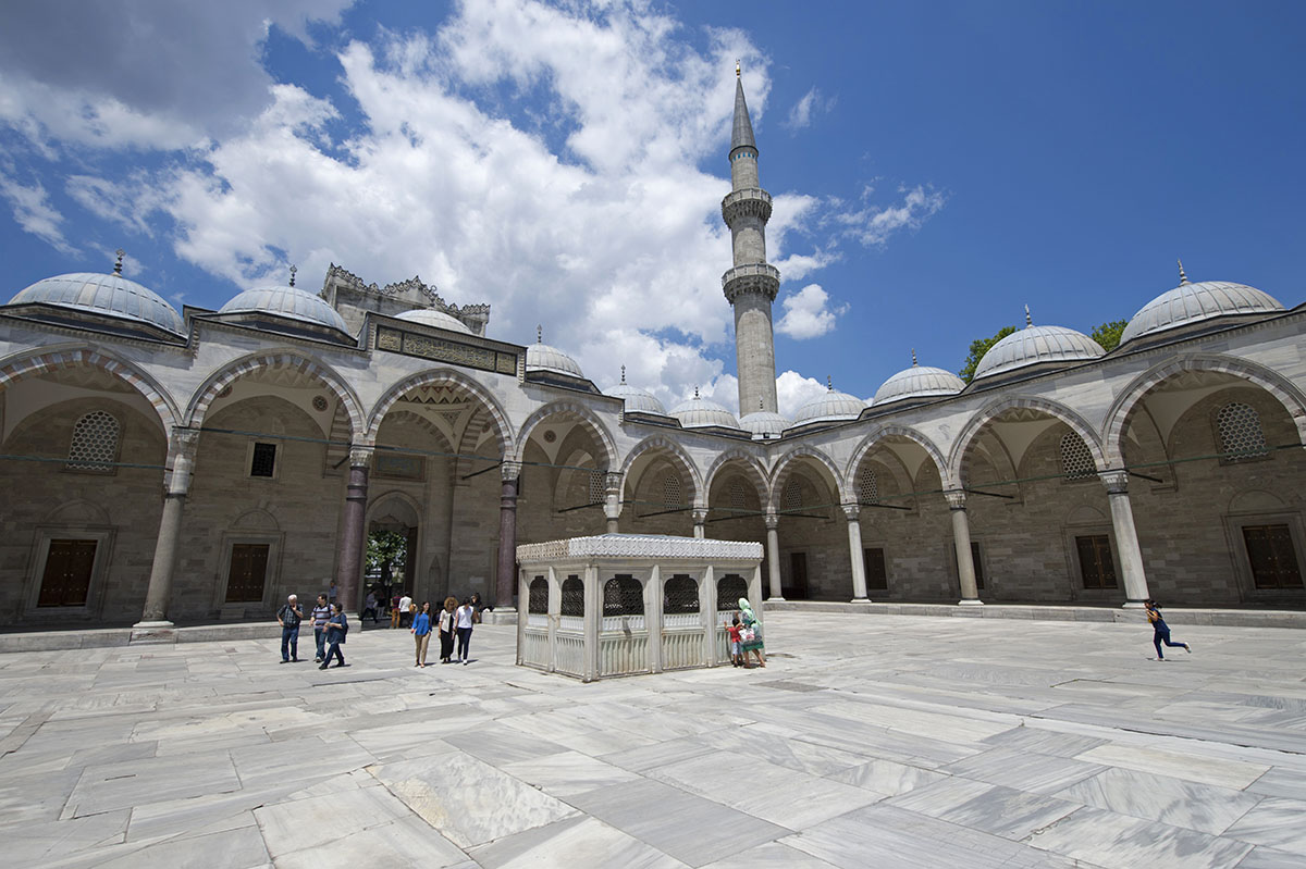 Istanbul Suleymaniye Mosque Inside court area 2015 1228.jpg