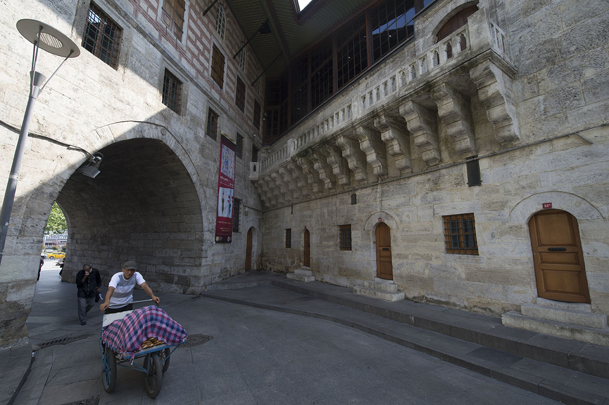 Istanbul Yeni Camii 2015 9355.jpg
