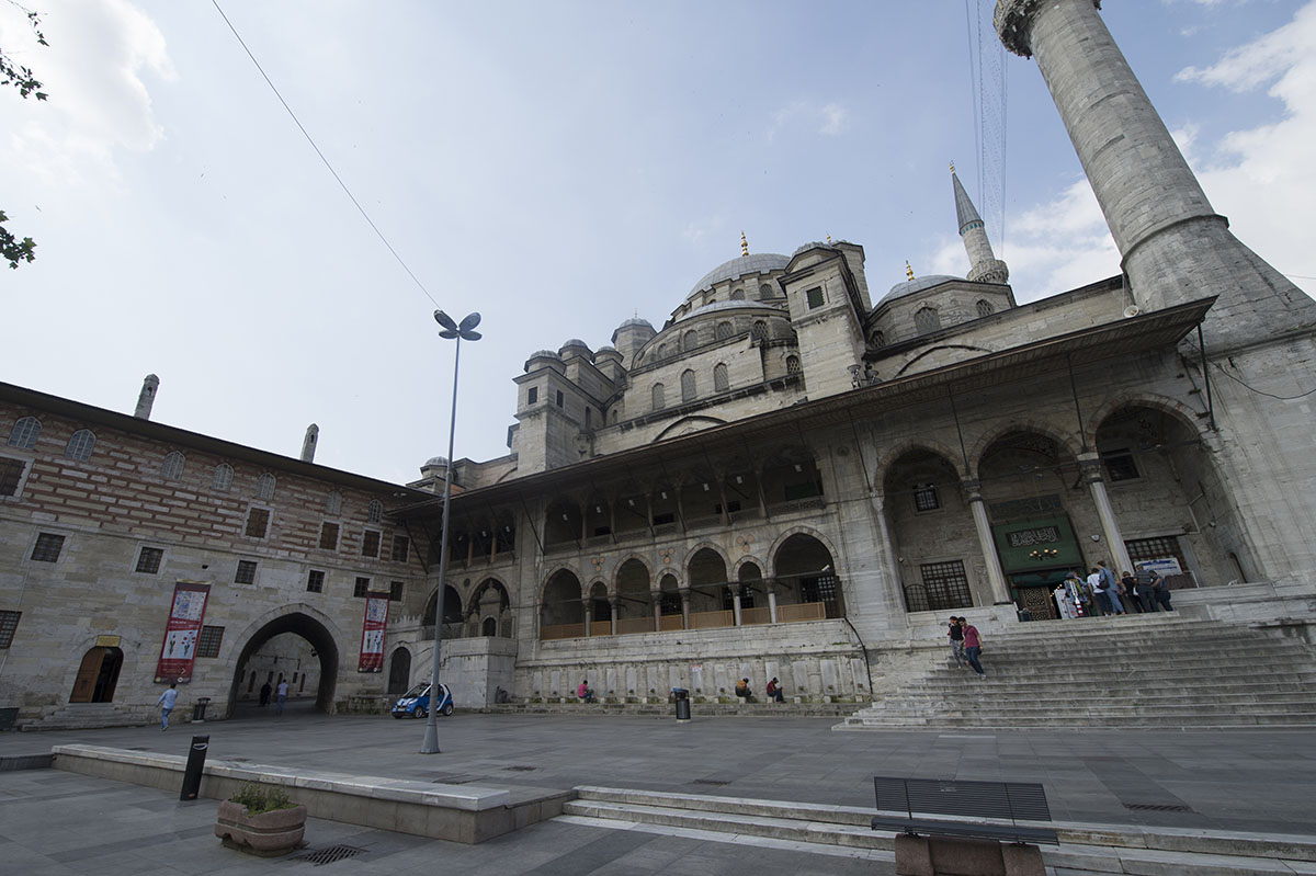 Istanbul Yeni Camii 2015 9362.jpg