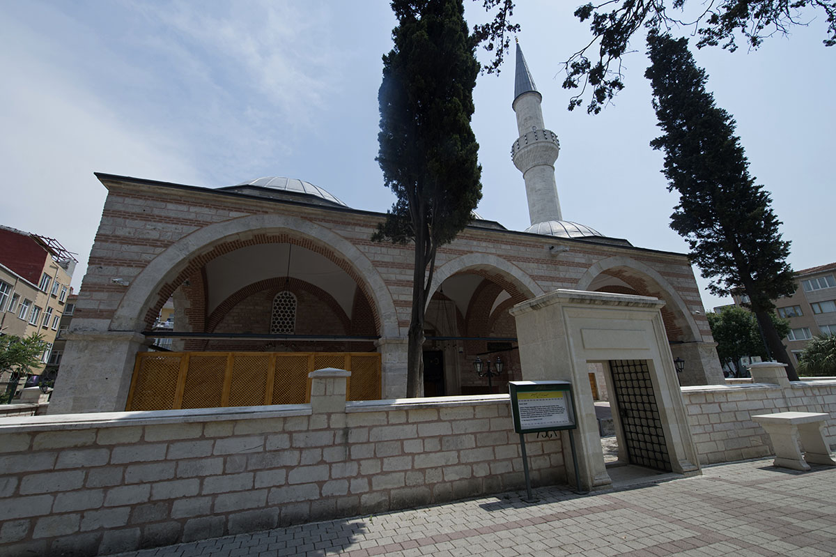 Istanbul Zincirli Kuyu mosque 2015 9328.jpg