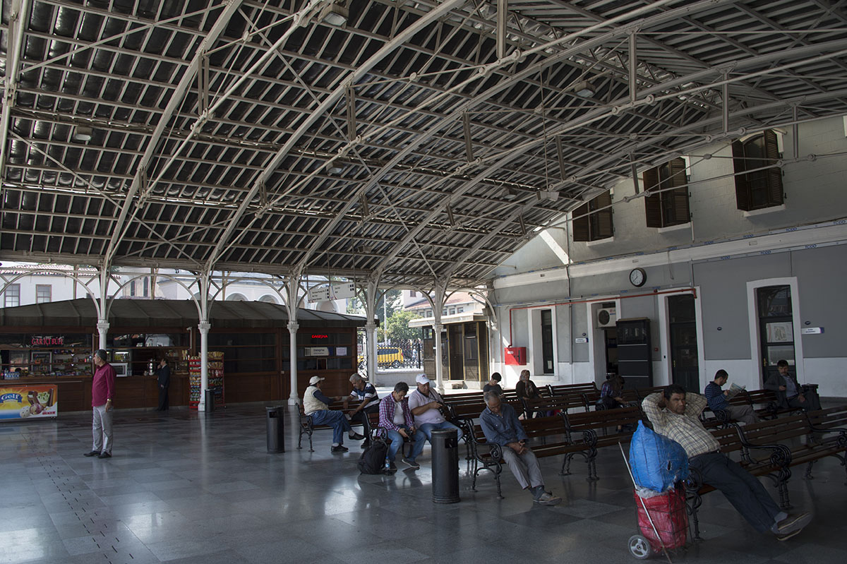 Izmir Basmane railroad station October 2015 2533.jpg